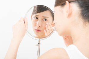 ヒゲが濃いのを気にする女性-イメージ